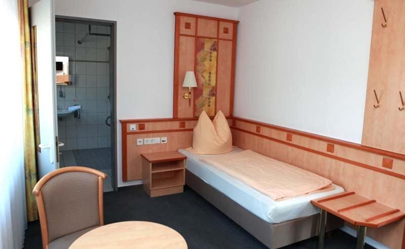 Twin Room with Bathroom room - Image 3