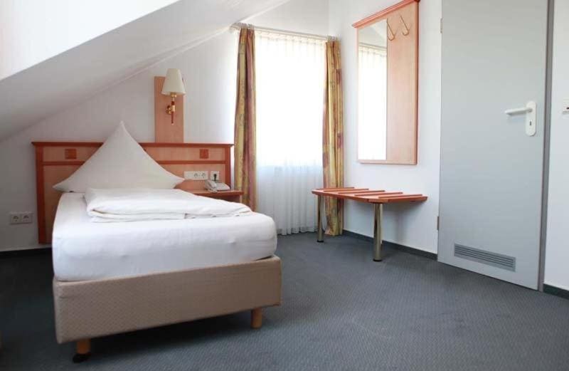 Twin Room with Bathroom room - Image 1