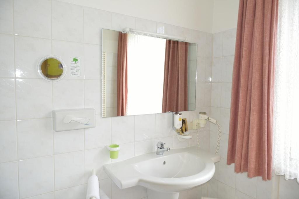 Standard Triple Room room - Image 3