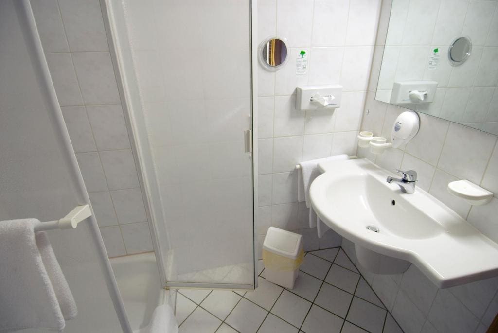 Standard Triple Room room - Image 2