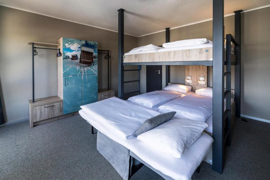 Quadruple Room with Private Bathroom room - Image 2
