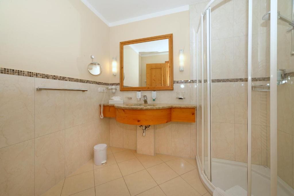 Family Room with Balcony room - Image 2