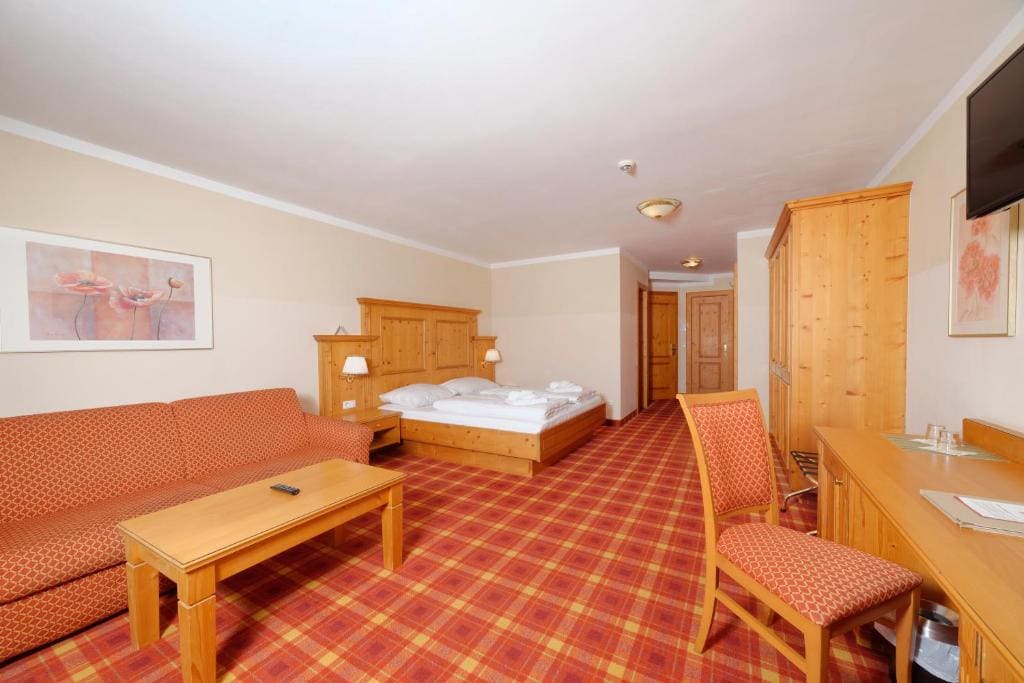 Family Room with Balcony room - Image 3