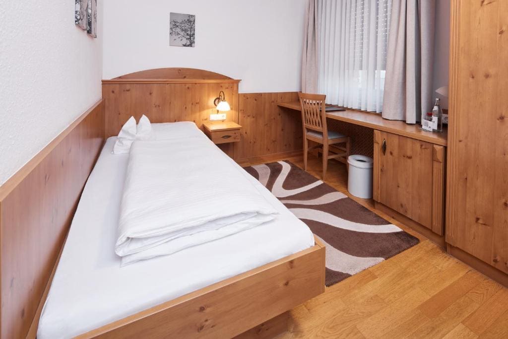 Single Room with Bathroom room - Image 2