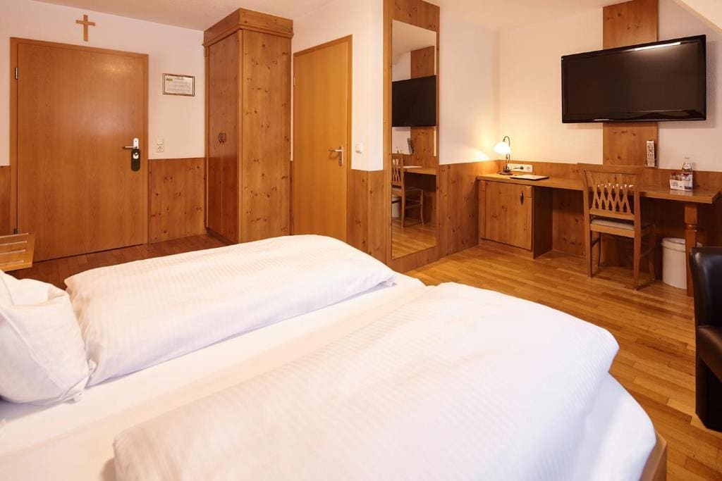 Double Room with Private Bathroom room - Image 2