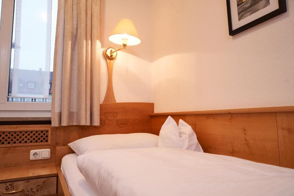 Single Room with Bathroom room - Image 1