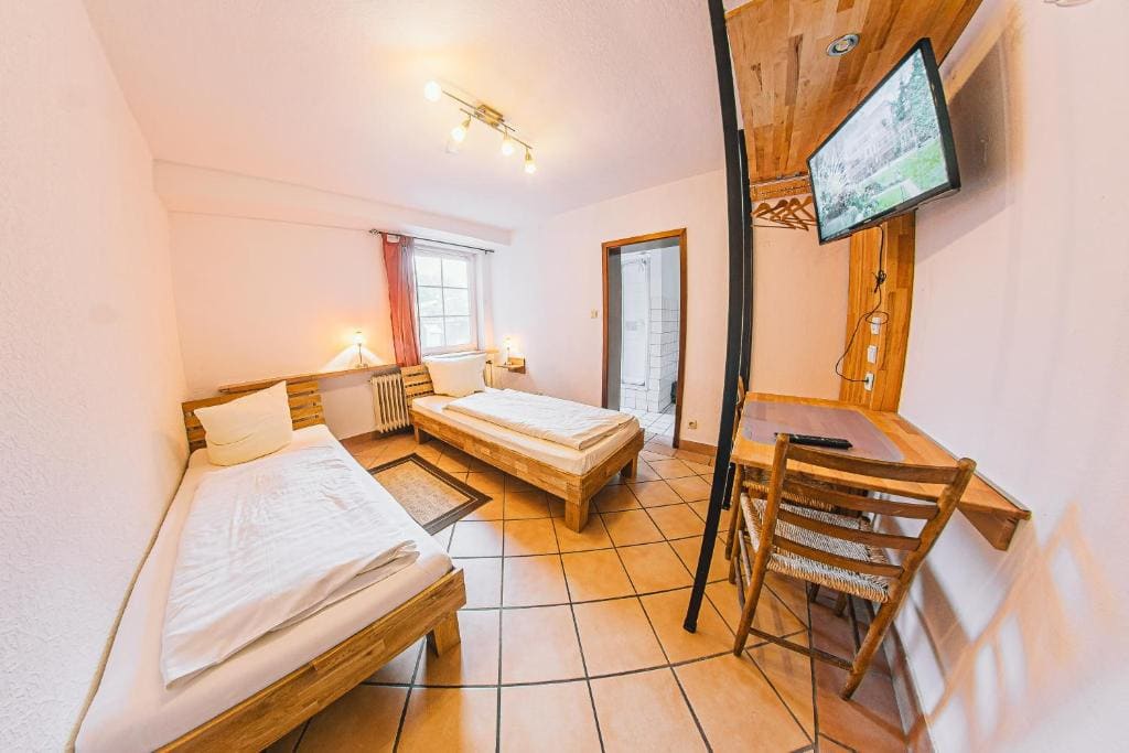 Twin Room with Shower room - Image 2
