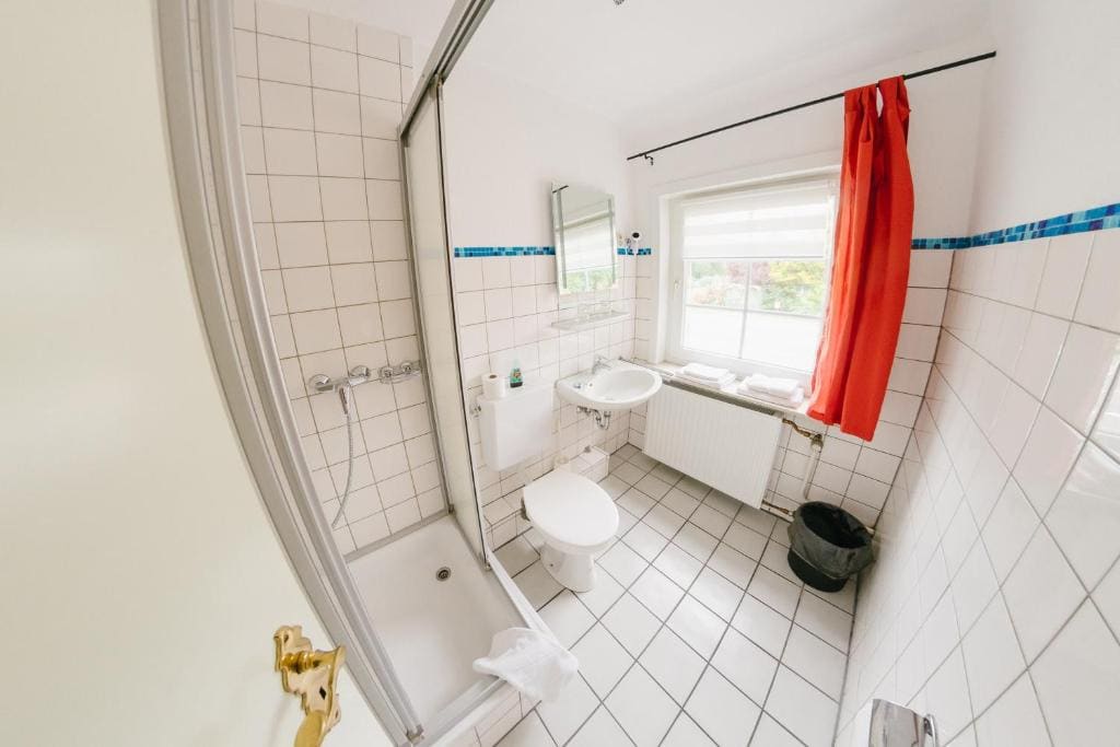 Twin Room with Shower room - Image 1