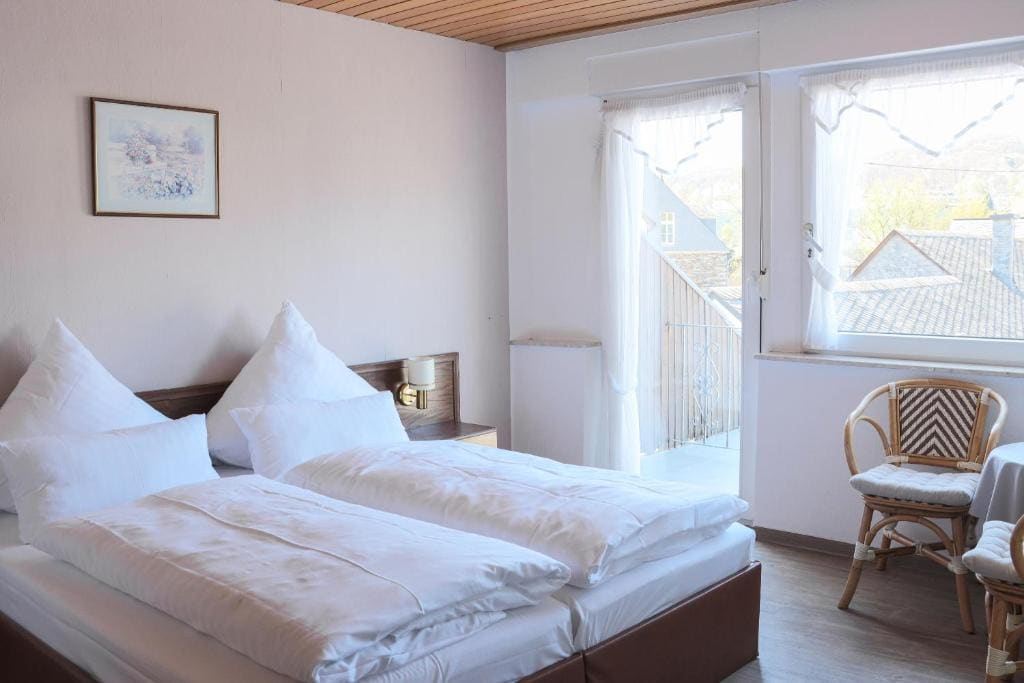 Deluxe Double Room with Balcony room - Image 3