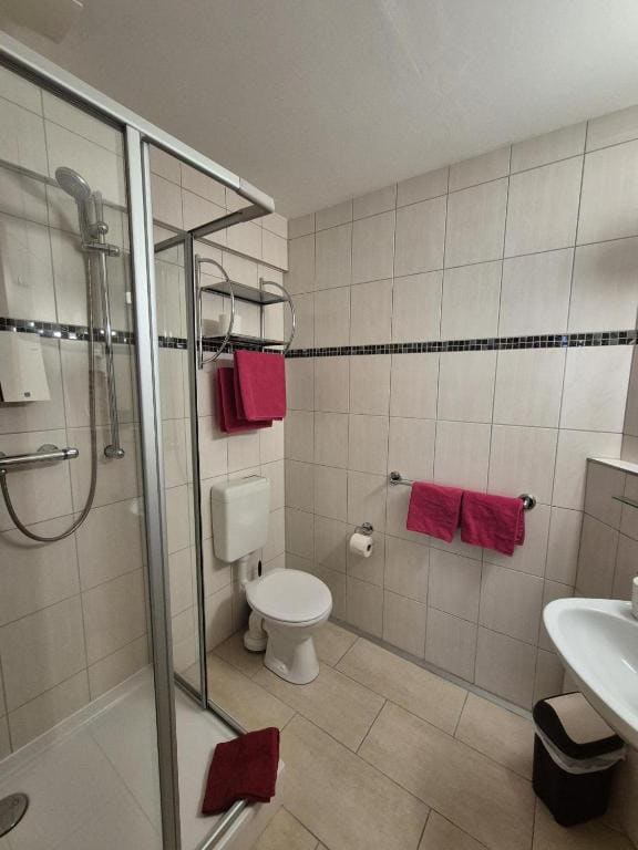 Single Room with Private Bathroom room - Image 3