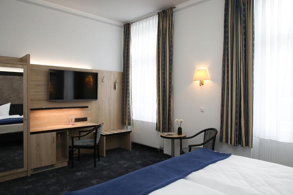 Superior Double or Twin Room room - Image 3