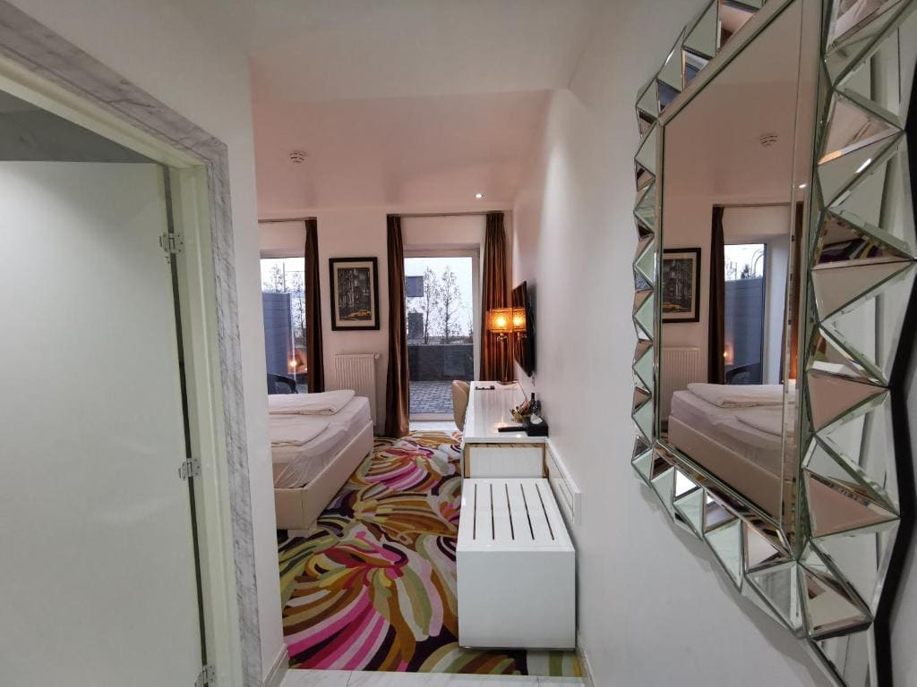 Double Room with Spa Bath room - Image 3
