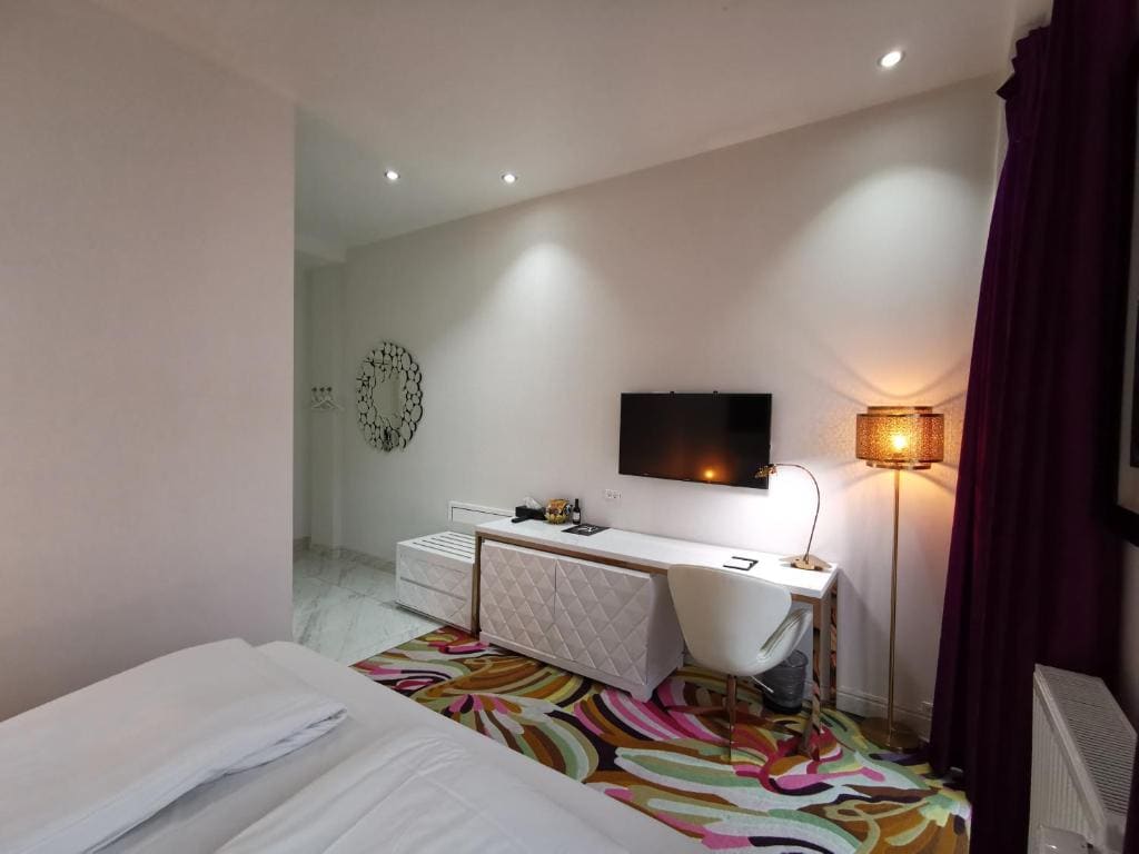 Double Room with Spa Bath room - Image 2