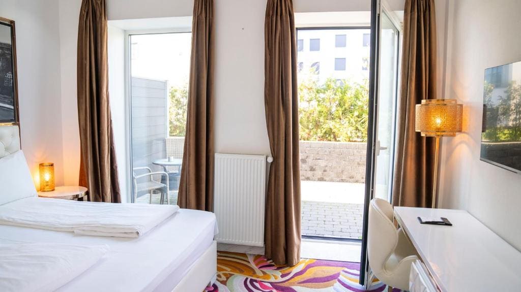 Double Room with Garden View room - Image 2