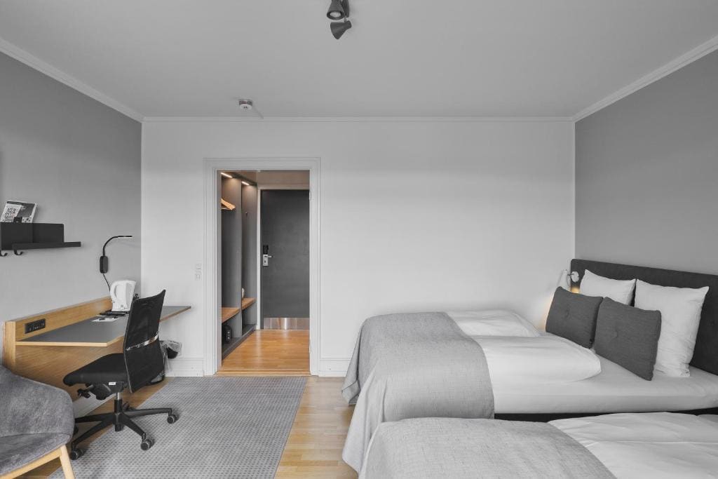 Premium Queen Room with Two Queen Beds and City View - Non-Smoking room - Image 3