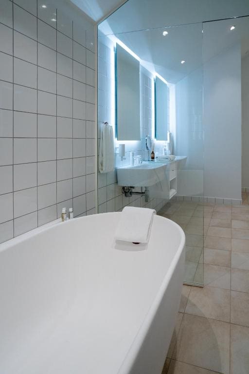 King Suite with Balcony room - Image 3