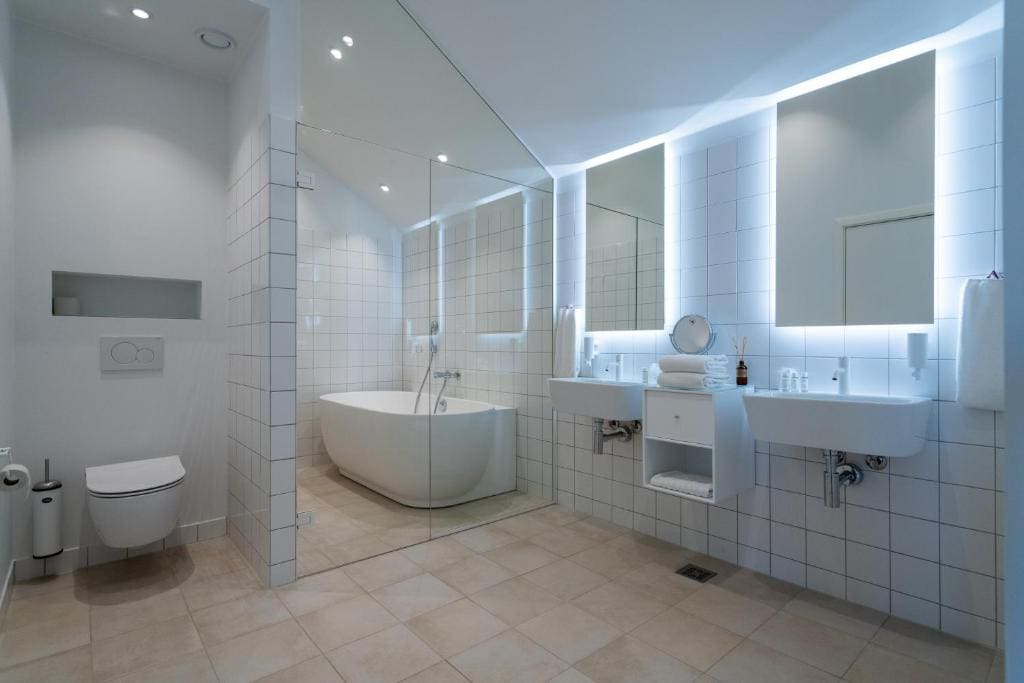 King Suite with Balcony room - Image 2