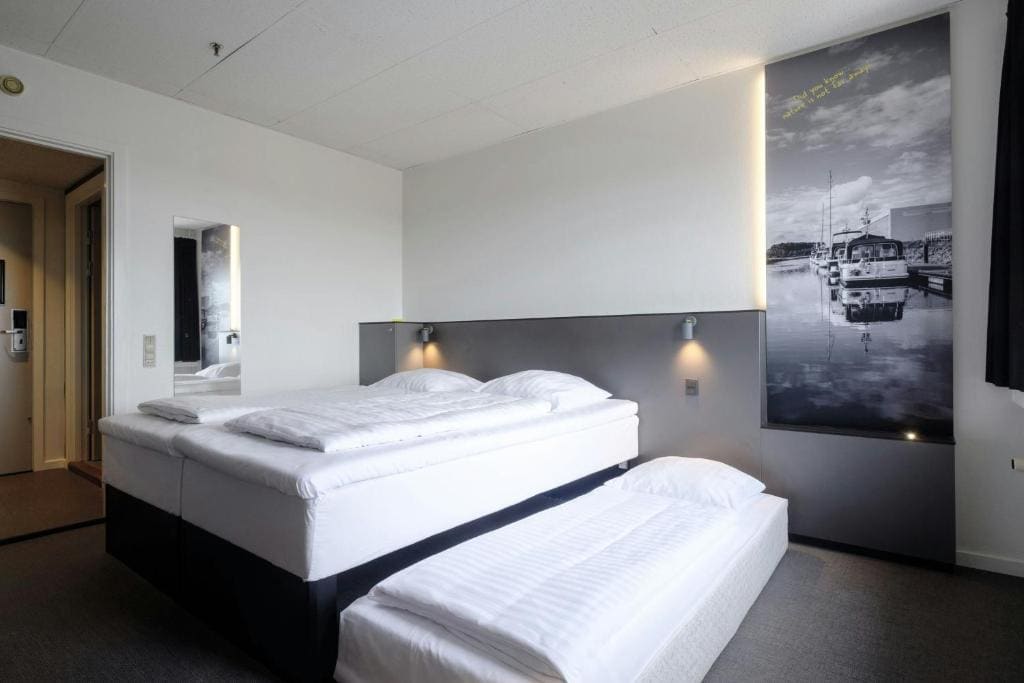 Standard Triple Room with City View - High Floor room - Image 1