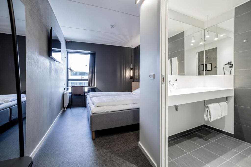 Standard Twin Room room - Image 3