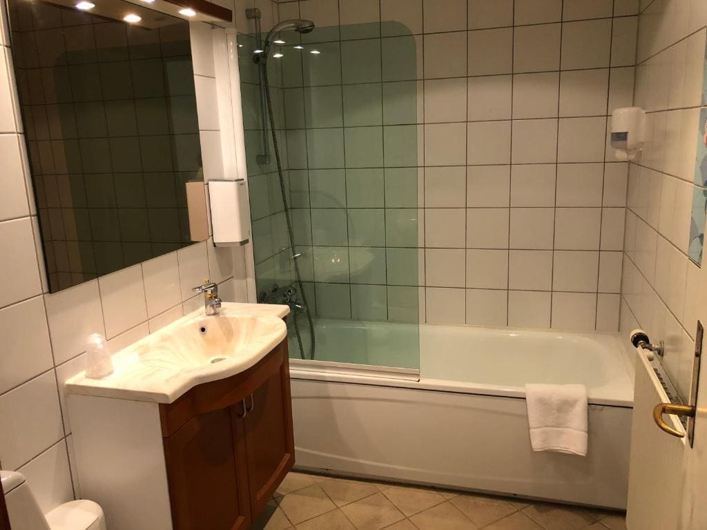 Double Room with Balcony room - Image 3