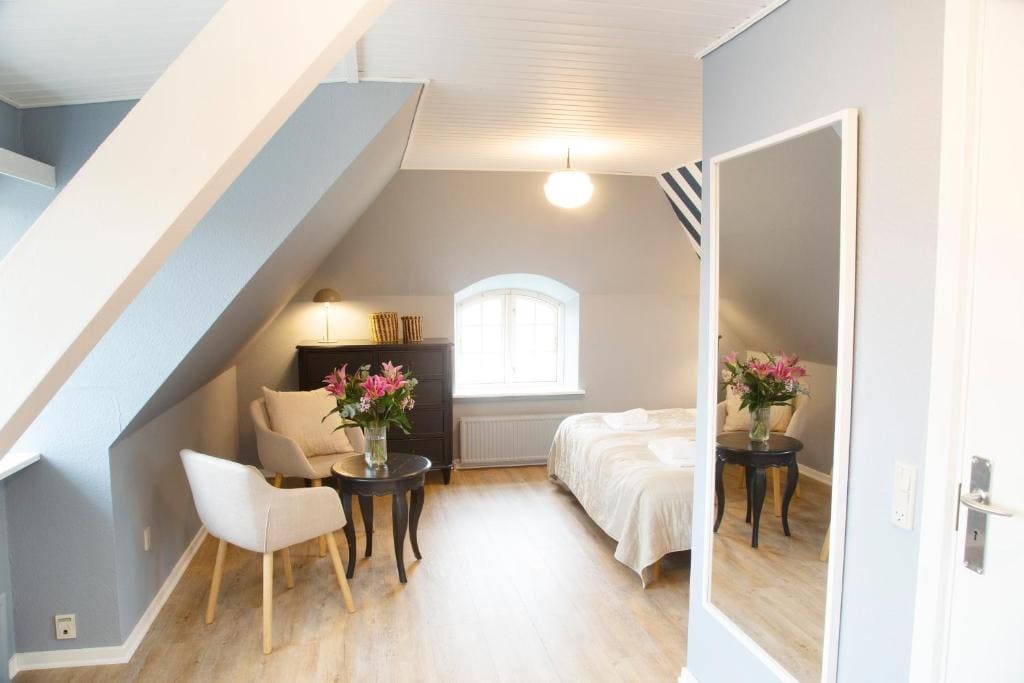 Deluxe Double Room with Bath room - Image 2