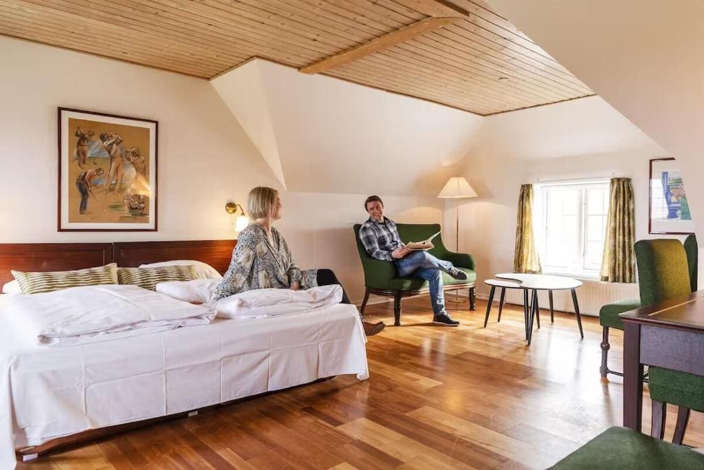 One-Bedroom Apartment room - Image 1