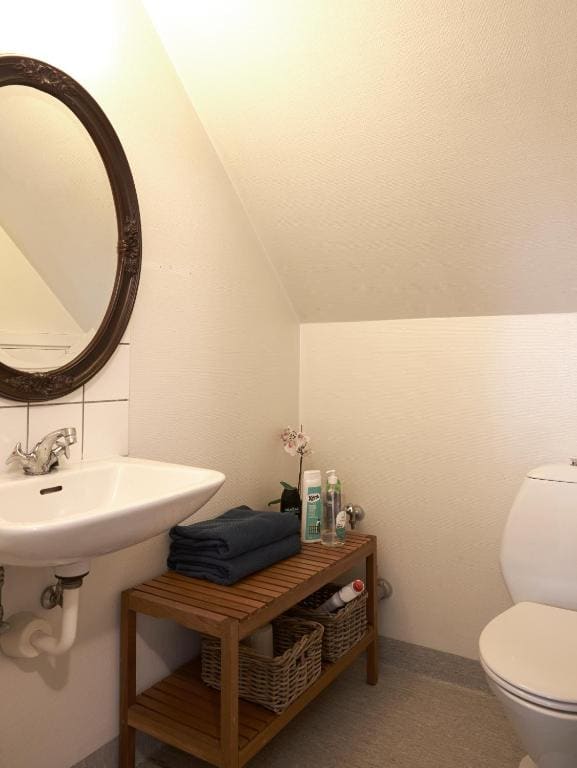 Double Room with Shared Bathroom room - Image 2