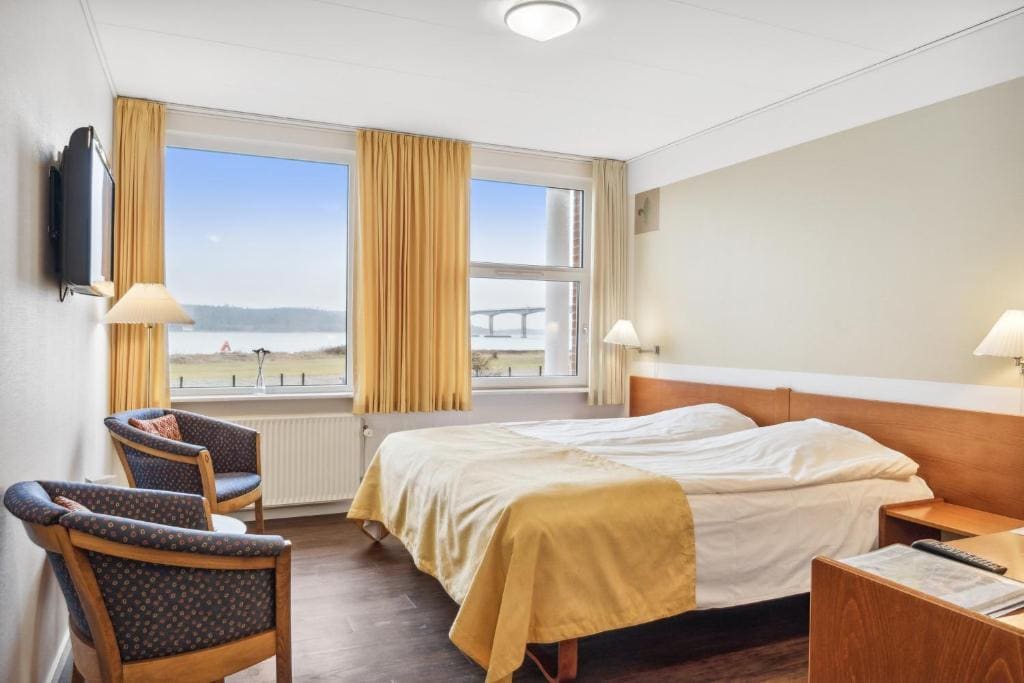 Single Room with Fjord View room - Image 2