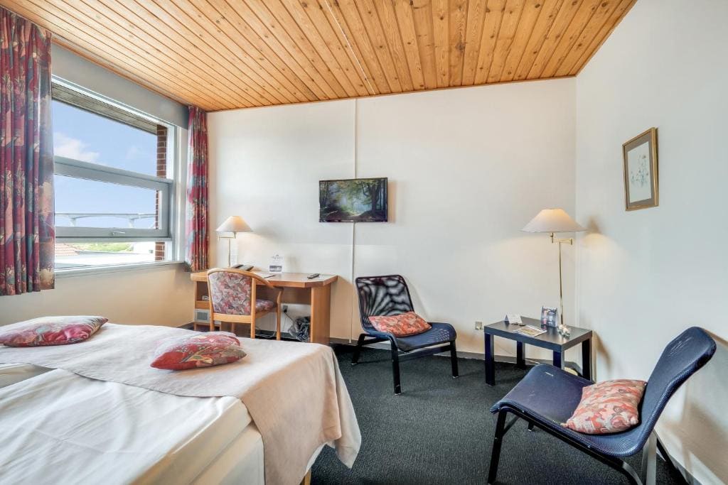 Double or Twin Room with Fjord View room - Image 3