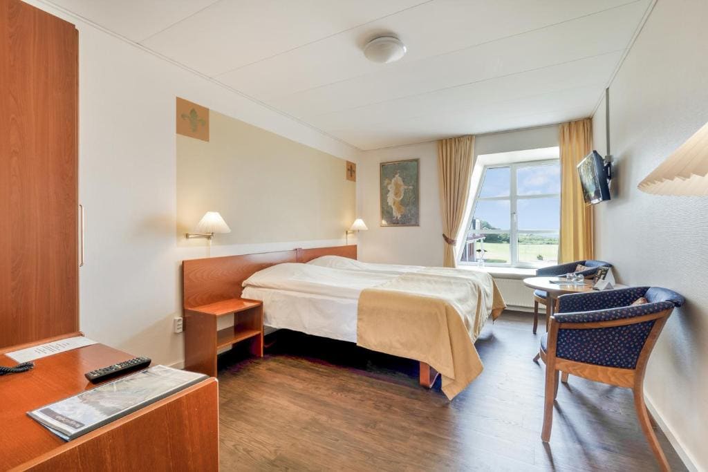 Double or Twin Room with Fjord View room - Image 2