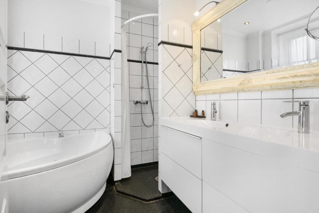 Junior Suite with Spa Bath room - Image 3