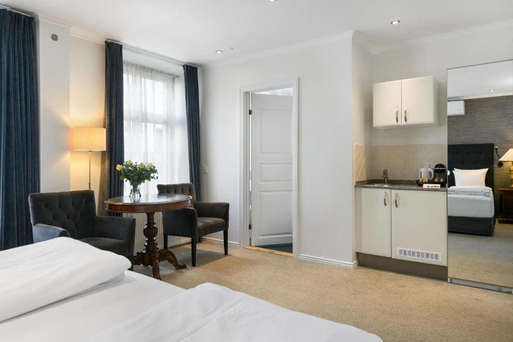 Junior Suite with Spa Bath room - Image 2