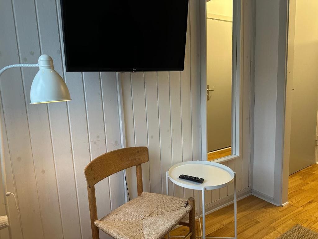 Double Room with Private Bathroom (facing street) room - Image 3