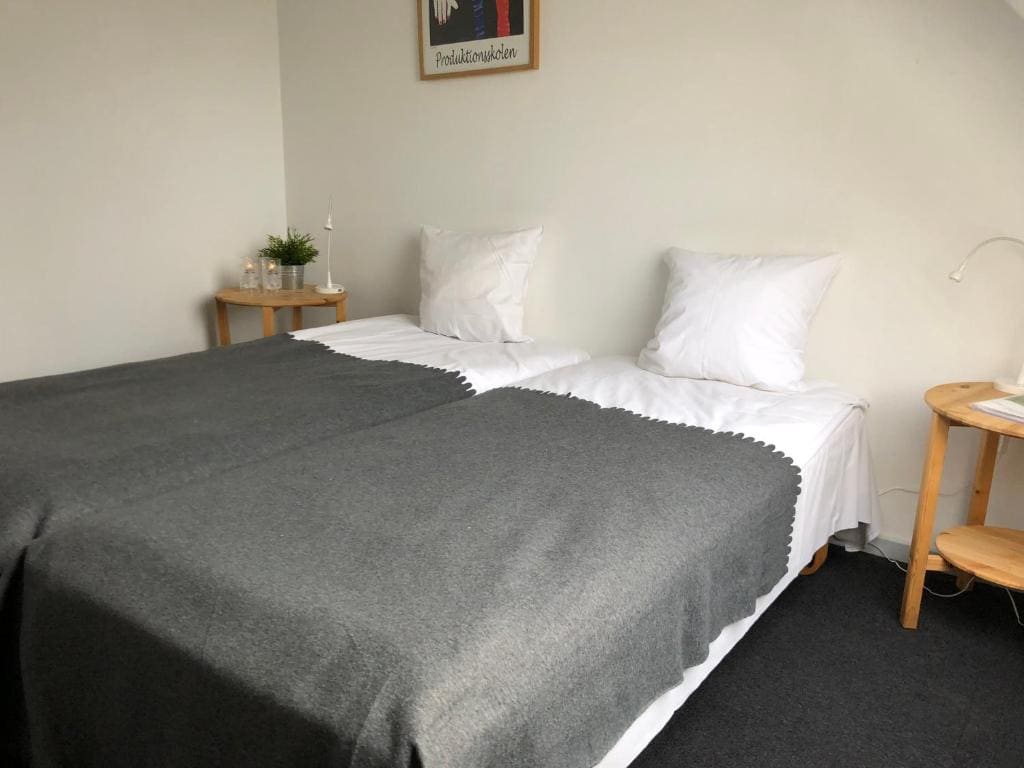 Twin Room with Private Bathroom room - Image 3