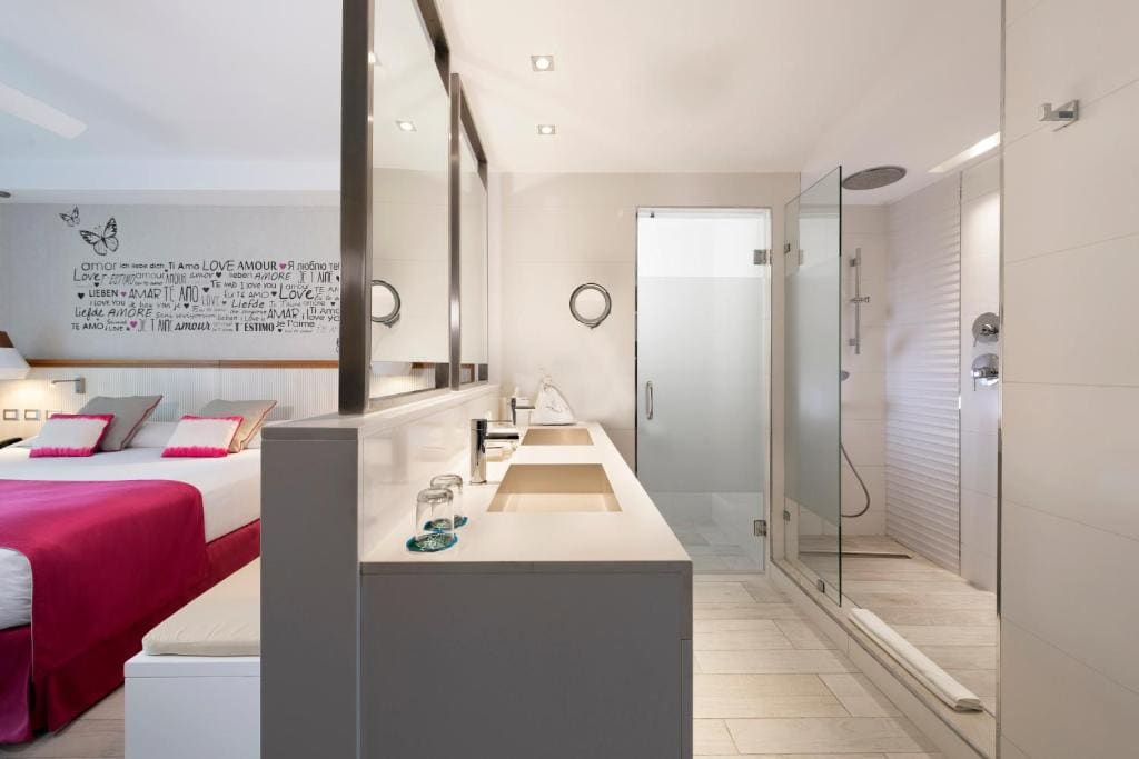 Privileged Romance Deluxe room - Image 3