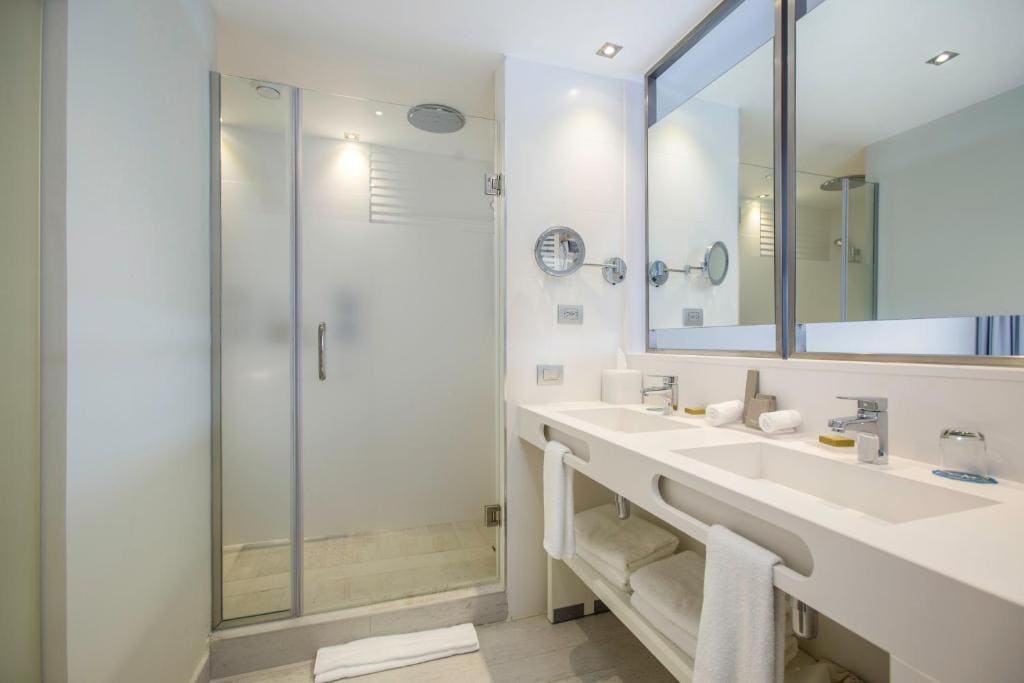 Privileged Family Deluxe (3 adults + 2 children) room - Image 2