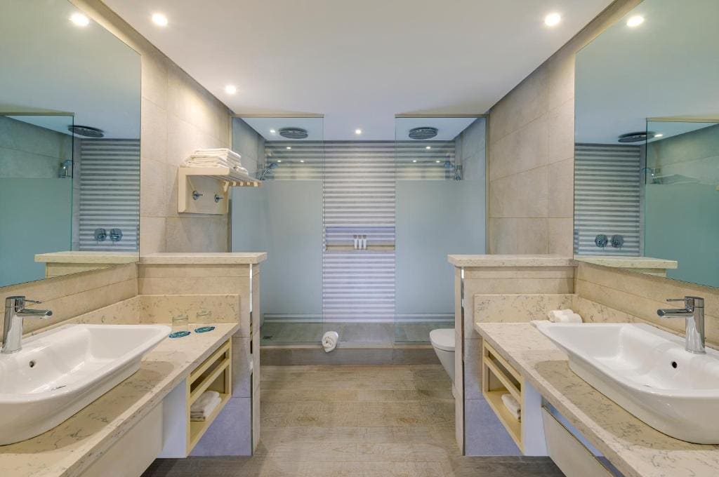 Privileged Romance Deluxe Junior Suite room - Image 3
