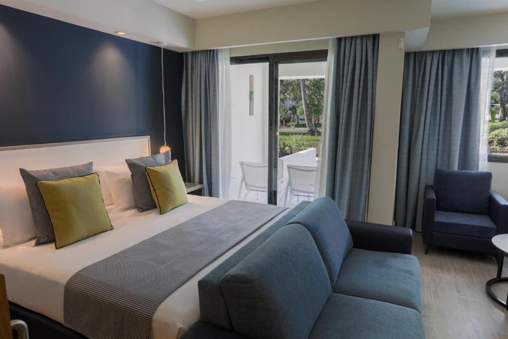 Privileged Deluxe Junior Suite Swim Up room - Image 2