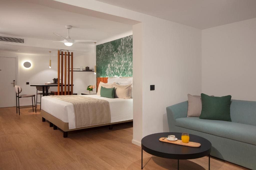 Club Junior King Suite with Tropical View room - Image 2