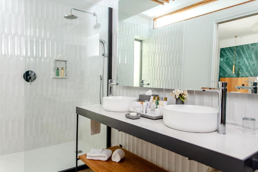Junior King Suite with Tropical View room - Image 2