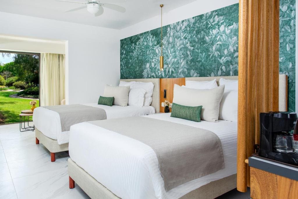 Club Junior King Suite with Pool View room - Image 1