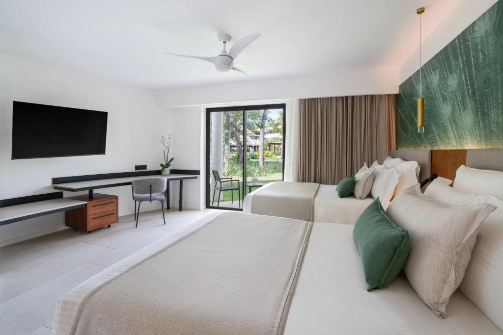 Junior Double Suite with Tropical View room - Image 2