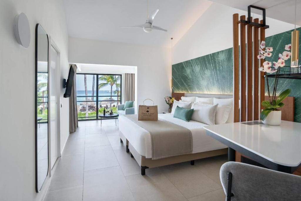 Club Junior King Suite with Ocean View room - Image 1