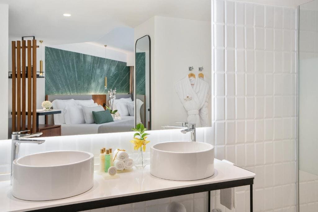 Junior King Suite with Tropical View room - Image 3