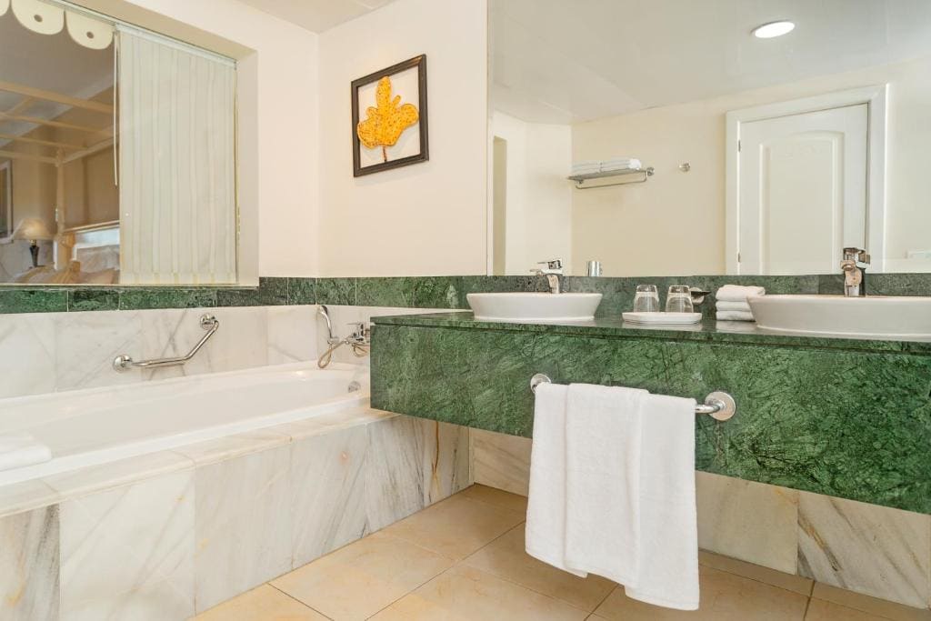 1 King Bed Junior Suite DBL room - Image 2