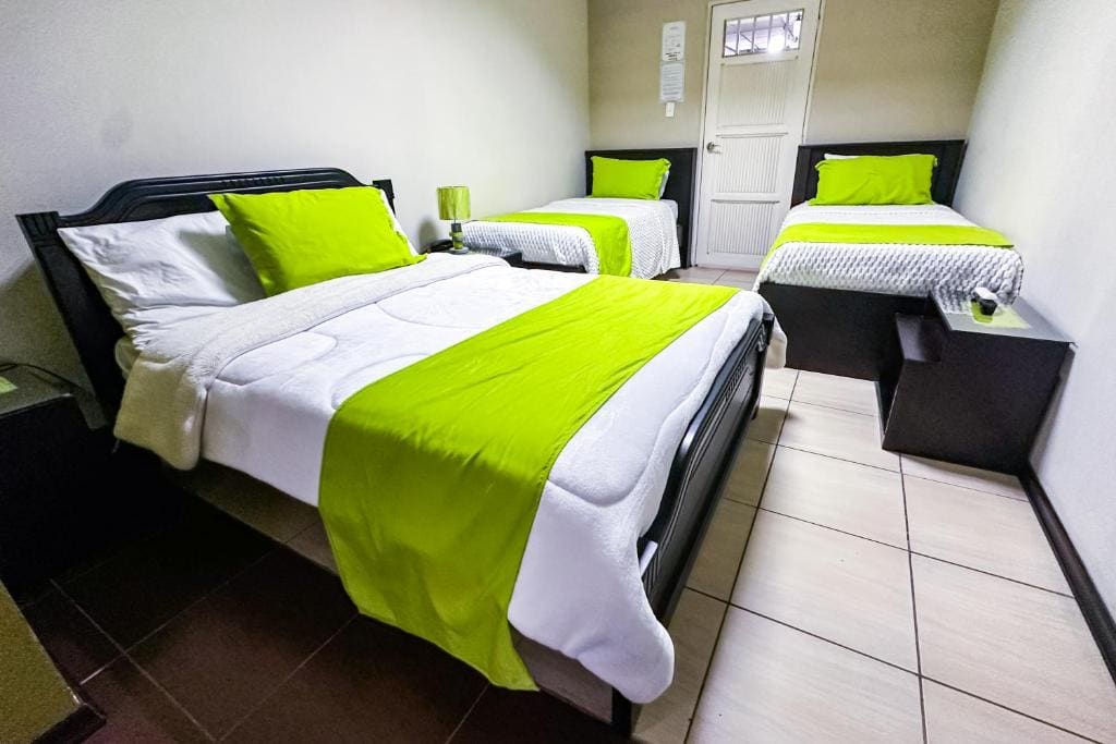 Quadruple Room room - Image 2