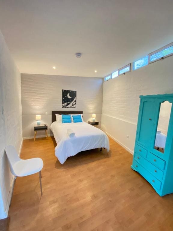 Single Room with Bathroom room - Image 1