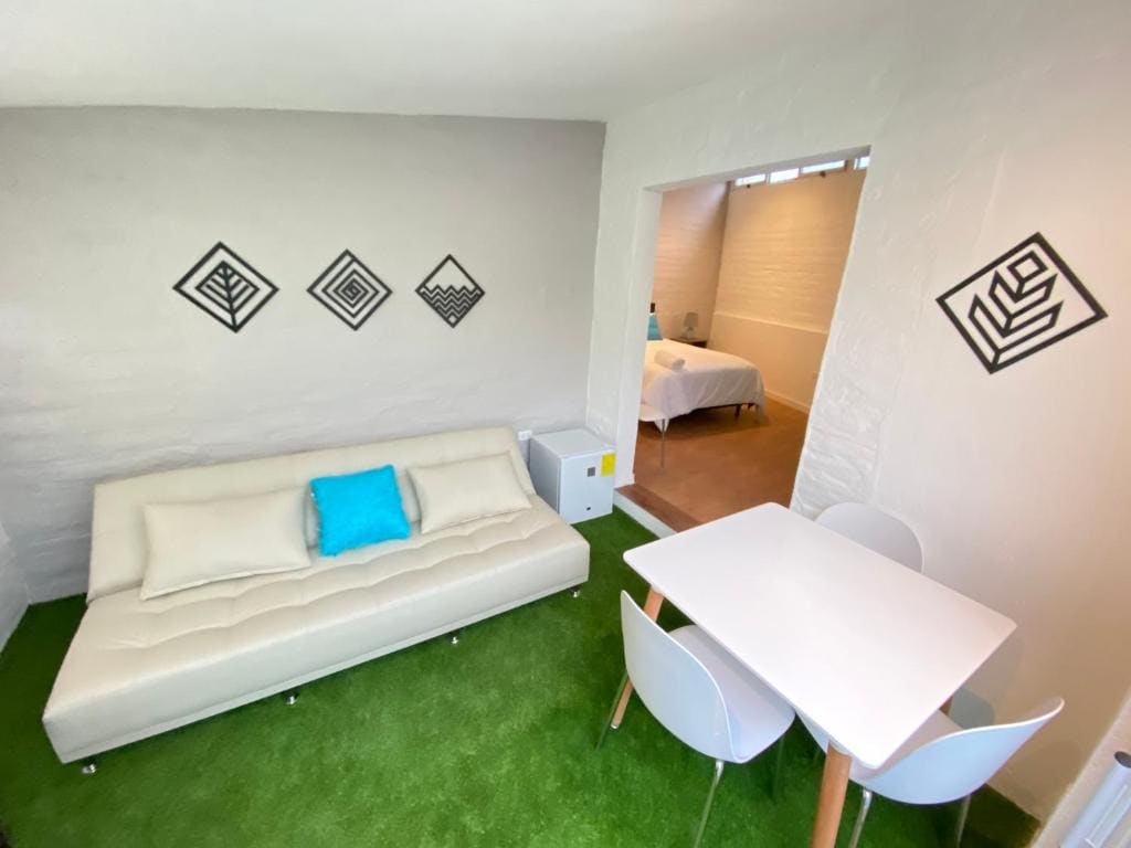 Single Room with Bathroom room - Image 3