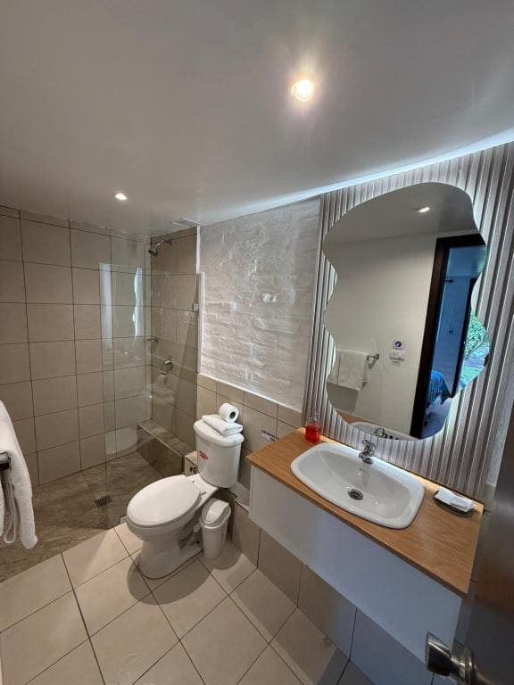 Twin Room with Bathroom room - Image 2