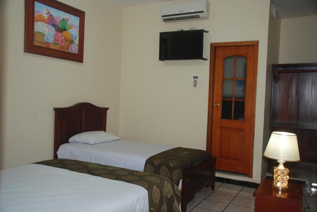Classic Quadruple Room room - Image 2